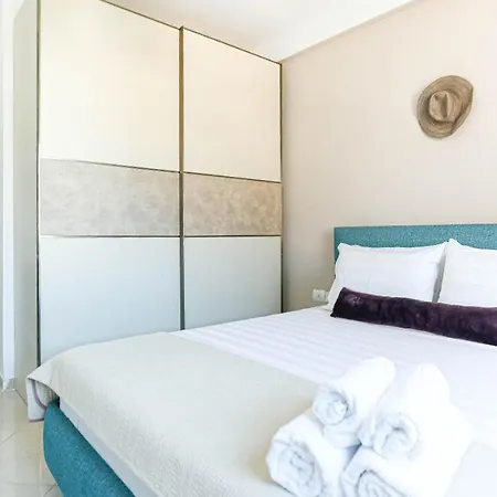Luxury Central 3 - Cozy, 3 Min Beach Apartment